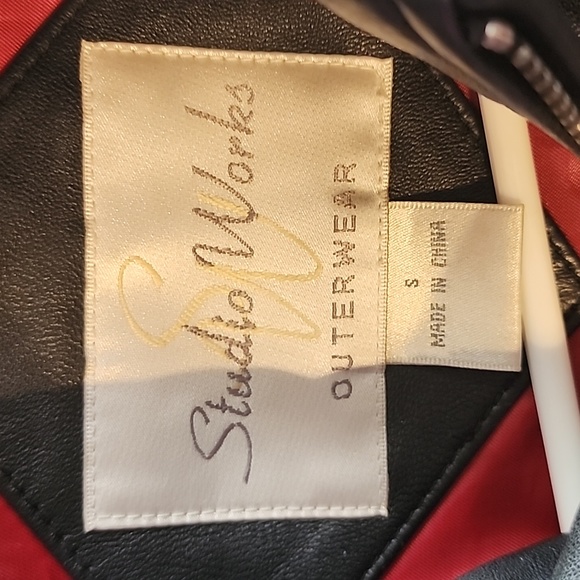 Women's genuine leather coat, size small and color black. - Picture 3 of 7